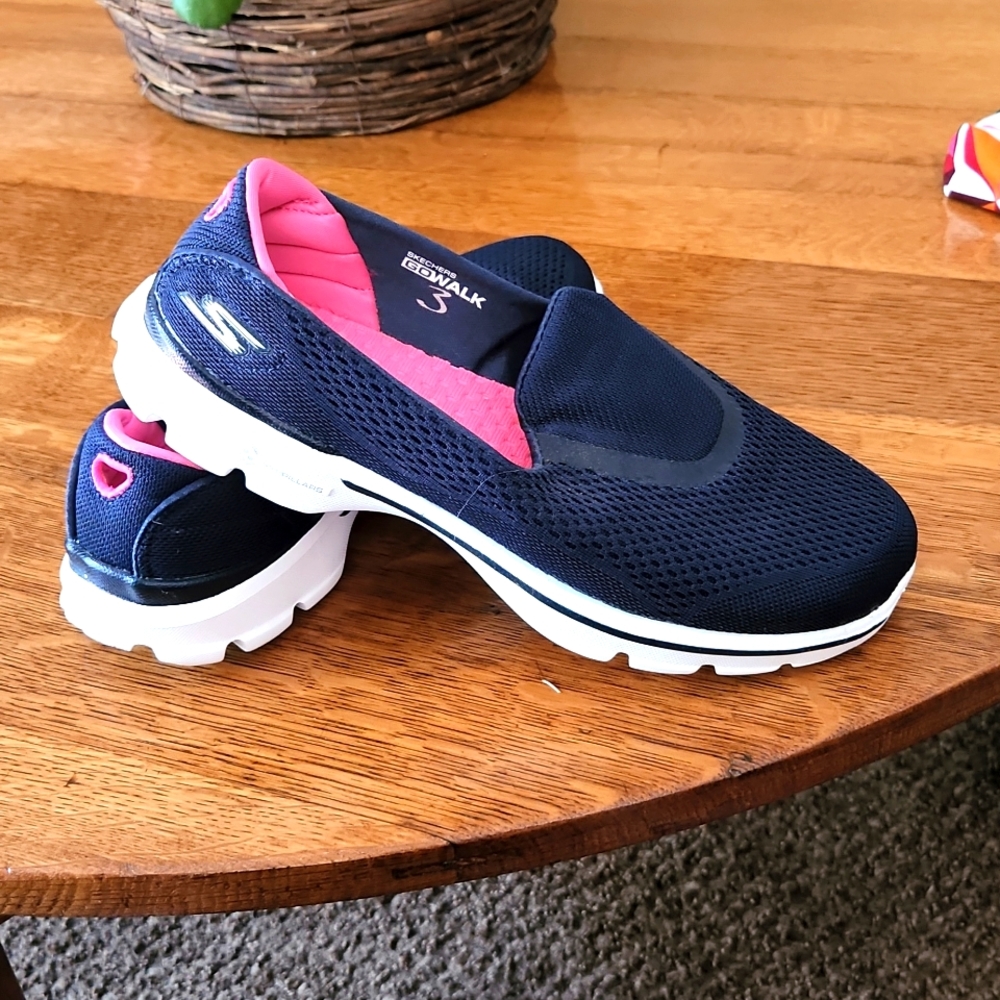 Sketchers go walk shoes